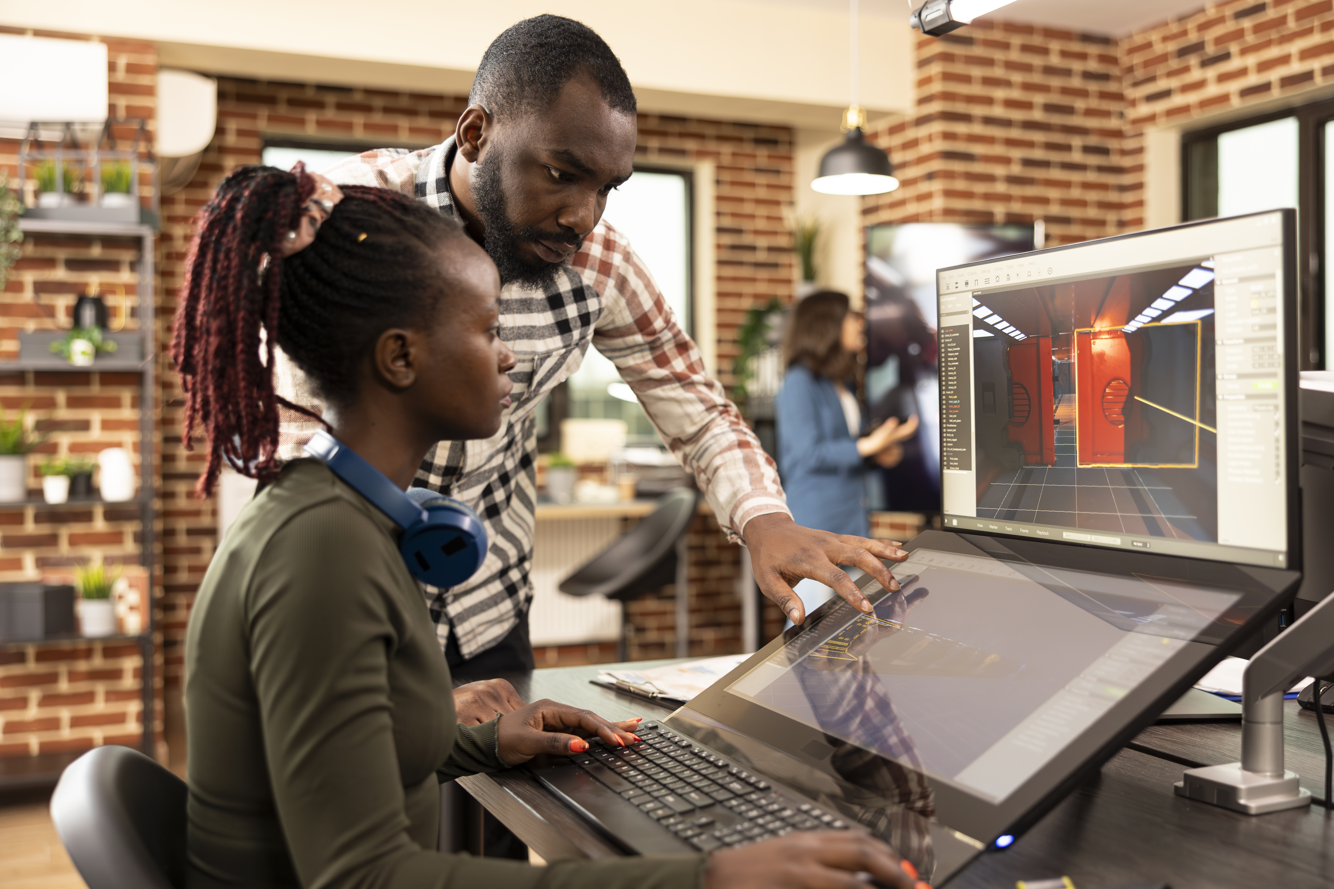 Équipe créative collaborant au bureau